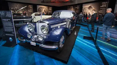 Pengunjung mengamati Mercedes-Benz 540K keluaran tahun 1938 dalam pameran Cobble Beach Classics Canadian International Auto Show (CIAS) 2020 di Toronto, Kanada, Kamis (20/2/2020). Pameran yang berlangsung pada 14-23 Februari 2020 ini menampilkan 15 mobil klasik. (Xinhua/Zou Zheng)