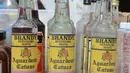 Barang bukti miras diperlihatkan saat rilis di Polres Metro Jakarta Utara, Jumat (6/4). Petugas juga menyita 1 buah tangki air tempat alkohol, 2 buah jerigen berisi alkohol, label miras, dan bahan-bahan untuk pembuatan miras. (Liputan6.com/Arya Manggala)