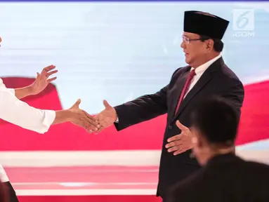 Capres nomor urut 01 Joko Widodo (kiri) dan capres nomor urut 02 Prabowo Subianto (kanan) bersalaman usai debat kedua Pilpres 2019 di Hotel Sultan, Jakarta, Minggu (17/2). (Liputan6.com/Faizal Fanani)