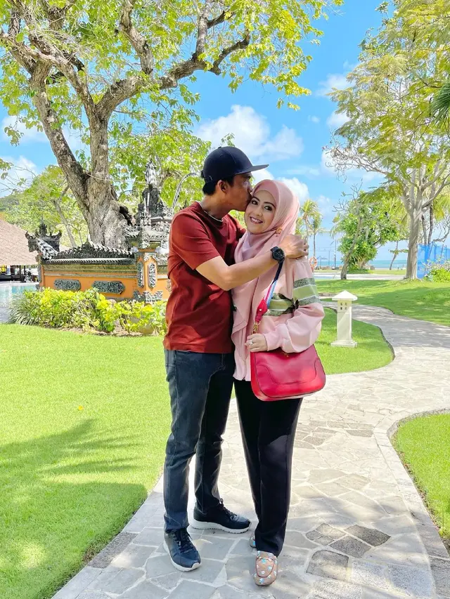 7 Potret Liburan Meggy Wulandari dari Suami di Bali, Tampil Mesra