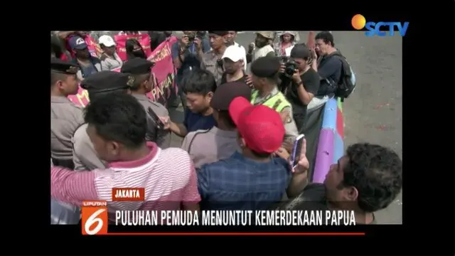 Puluhan massa penuntut kemerdekaan Papua Barat bersitegang dengan massa pro NKI di depan Istana Negara, Gambir.