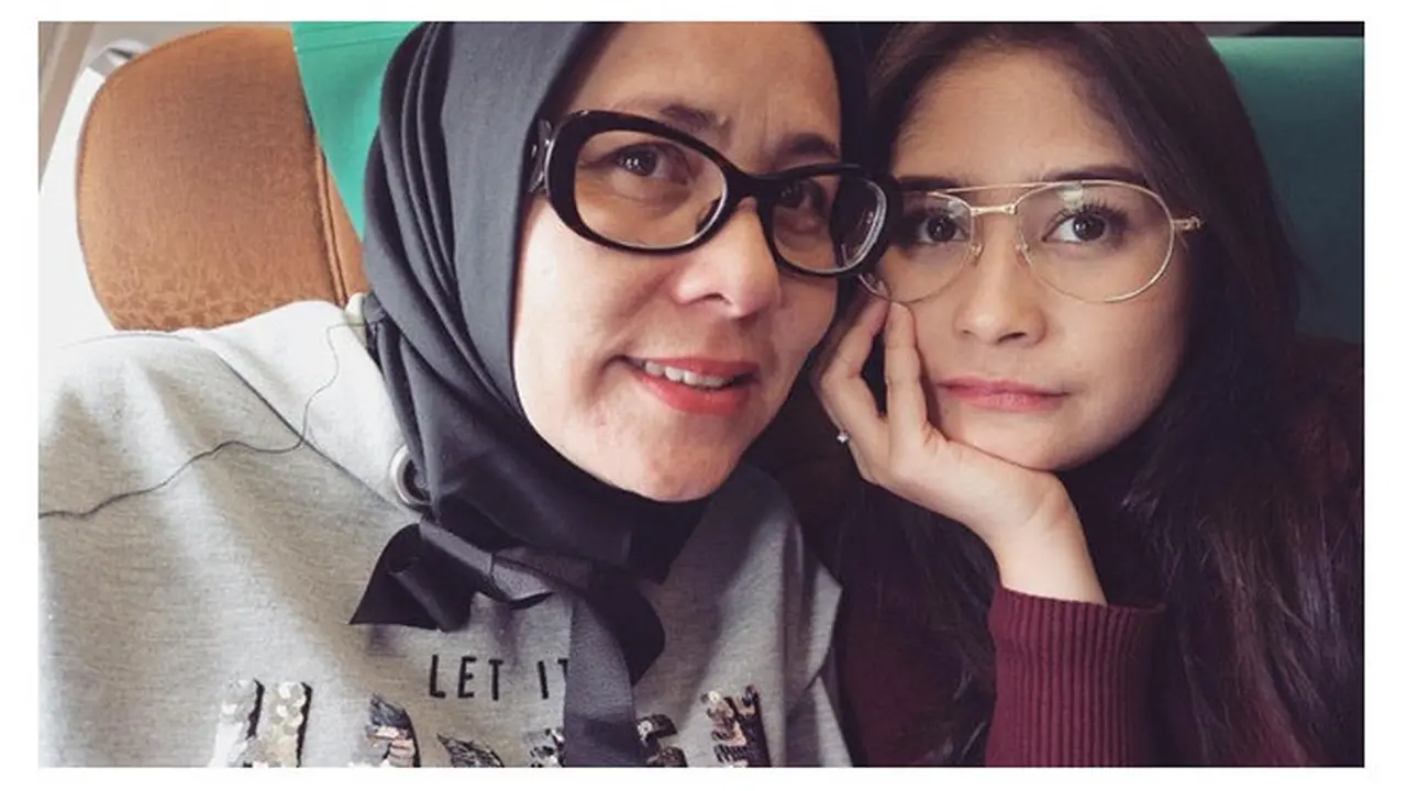 7 Potret Prilly Latuconsina dan Sang Ibunda, Kompak Banget
