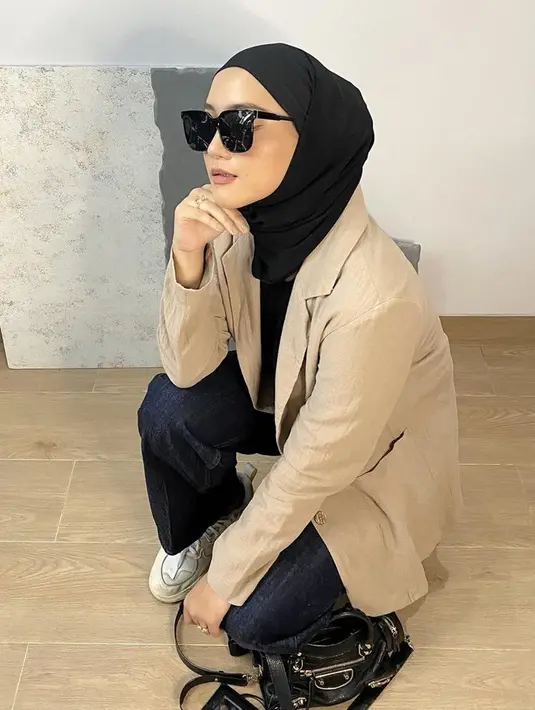Gaya kece selalu terlihat di setiap penampilan Erica Putri. Pemilik 817 ribu followers di Instagram ini selalu banjir pujian karena gaya kecenya yang curi perhatian. Banyak netizen terpukau dengan gaya keren dari Erica. (Liputan6.com/IG/@ericaputrii)