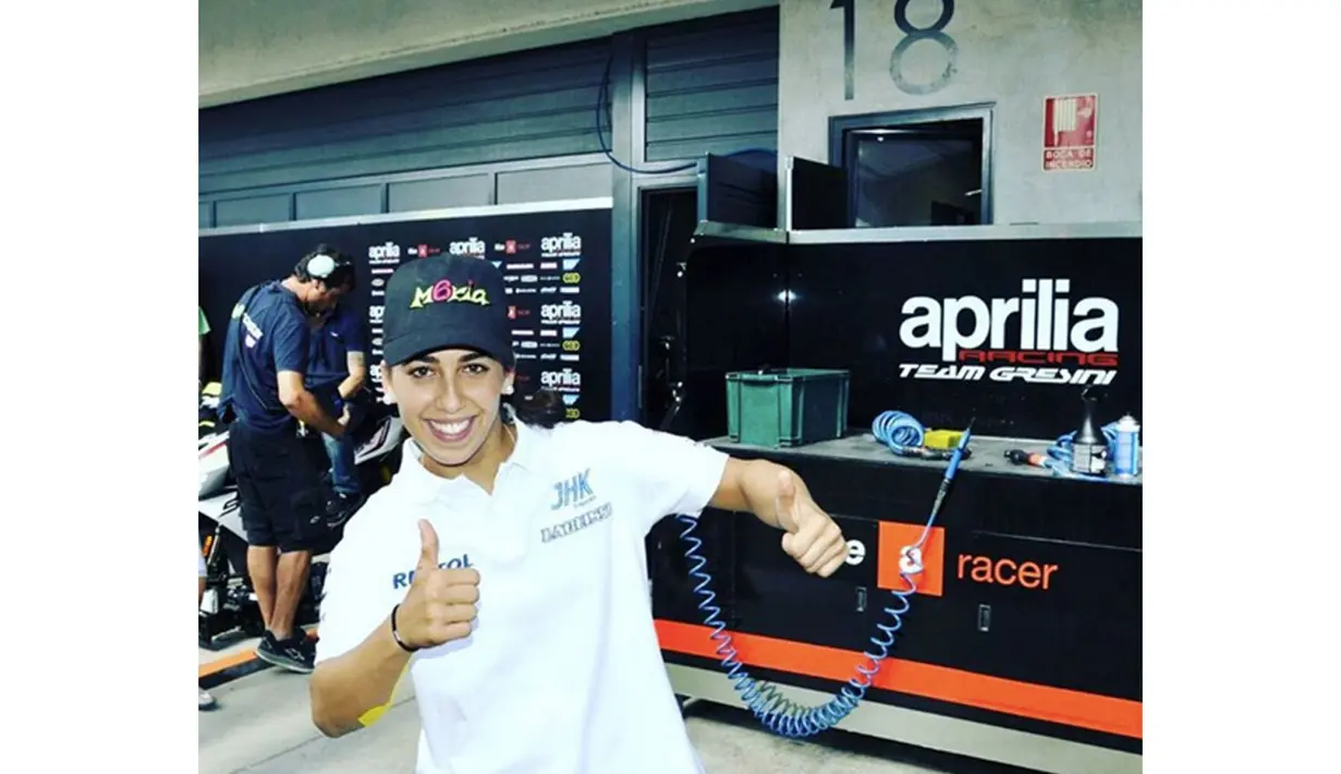 Maria Herrera saat bergaya diruang mekanik, Herrera memulai kiprahnya di ajang Moto3 pada 2013. (Bola.com/Instagram/Maria Herrera)