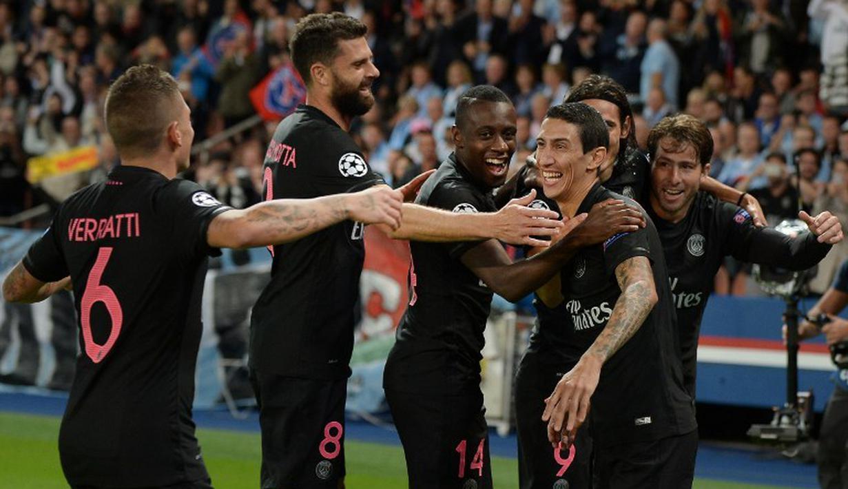 Pemain Paris Saint-Germain merayakan gol yang dicetak Angel Di Maria dalam laga Grup A Liga Champions di Stadion Parc des Princes, Paris, Prancis (15/9/2015). PSG menang 2-0 dalam partai tersebut. (AFP Photo/Jean-Sebastien Evrard)