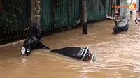 [VIDEO] Puluhan `Bebek` Terendam Banjir di Bukit Duri