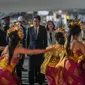 Perdana Menteri Jepang Fumio Kishida (tengah) bersama istri Yuko Kishida (kanan) tiba di Terminal VVIP I Bandara I Gusti Ngurah Rai Bali, Minggu (13/11/2022). Kedatangan PM Jepang tersebut untuk menghadiri KTT G20 yang akan berlangsung pada 15-16 November mendatang. ANTARA FOTO/Media Center G20 Indonesia/Galih Pradipta/wsj.