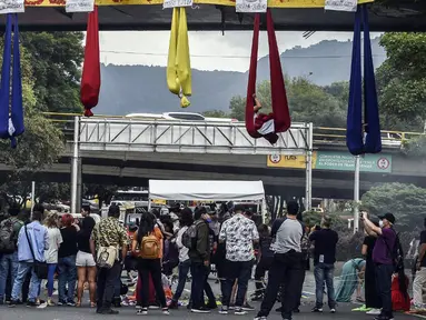 Sejumlah artis tampil pada Hari Hak Asasi Manusia di Medellin, Antioquia, Kolombia, 10 Desember 2021. Hari Hak Asasi Manusia dirayakan tiap tahun oleh banyak negara di seluruh dunia setiap tanggal 10 Desember. (JOAQUIN SARMIENTO/AFP)