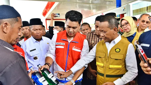 Menteri Energi dan Sumber Daya Mineral (ESDM) Bahlil Lahadalia meninjau SPBU Pertamina, PLTMG Baubau, dan fuel terminal BBM Baubau, Sulawesi Tenggara. (Foto: Istimewa).