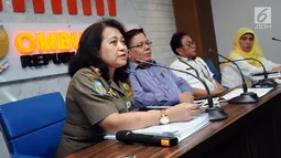 Kasubag Umum Satpol PP Lusi A menyampaikan keterangan terkait temuan Ombudsman RI terkait Penataan PKL di Gedung Ombudsman, Jakarta, Kamis (2/11). Ombudsman RI menemukan penataan PKL rawan praktik maladministrasi. (Liputan6.com/Helmi Fithriansyah)