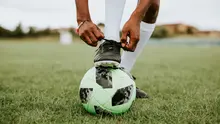 Ilustrasi sepatu bola. (Foto: Shutterstock)