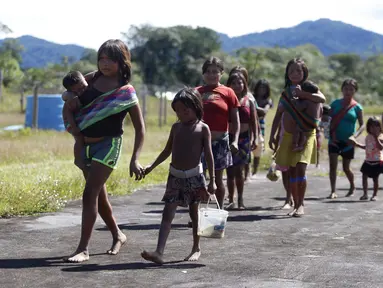 Masyarakat pribumi berjalan untuk melakukan konsultasi medis di Negara Bagian Roraima, Brasil (30/6/2020). Tim medis militer Brasil menyediakan perawatan medis bagi masyarakat pribumi mulai 30 Juni hingga 5 Juli, termasuk tes COVID-19. (Xinhua/Lucio Tavora)