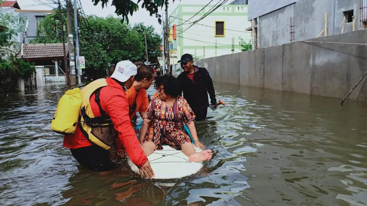 Atlet Dayung Berdiri Ikut Terjun Bantu Evakuasi Korban Banjir Jakarta