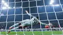 Kiper AC Milan, Mike Maignan, berhasil menggagalkan tendangan penalti pemain Inter Milan, Hakan Calhanoglu, pada laga Italia di Stadion Giuseppe Meazza, Senin (2411/2025). (AP Photo/Antonio Calanni)