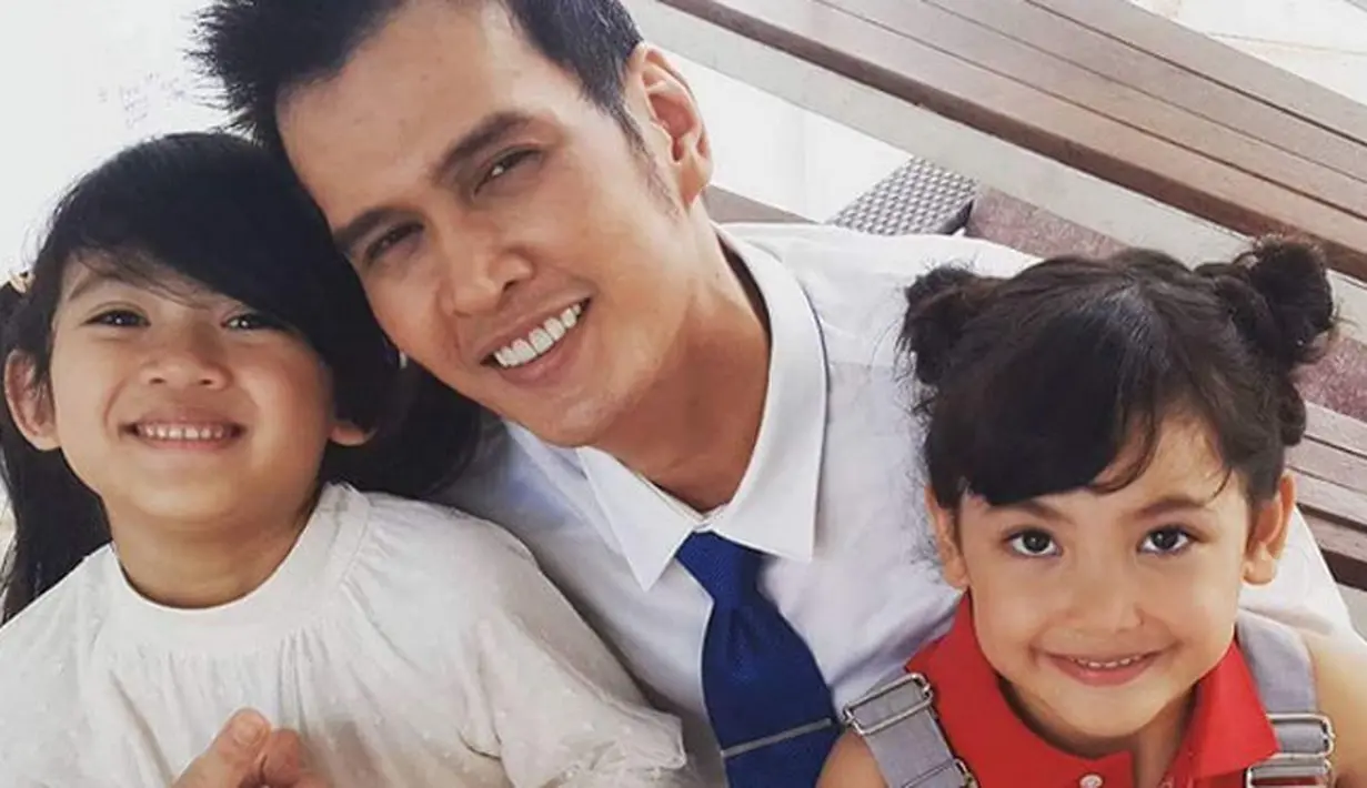 Dokter tampan yang gemar menebarkan hal positif di akun Instagramnya ini juga nampaknya mencintai anak-anak. Seperti unggahan foto ini, ia menuliskan caption yang menggambarkan betapa istimewanya anak-anak. (Instagram/dr_ryanthamrin)