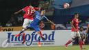 Pemain Persib, Kim Kurniawan usai menyundul bola dalam laga pekan ke-10 Torabika Soccer Championship di Stadion GBLA, Bandung, Sabtu (16/7). Hingga babak pertama usai kedudukan bertahan tanpa gol. (Liputan6.com/Yoppy Renato)