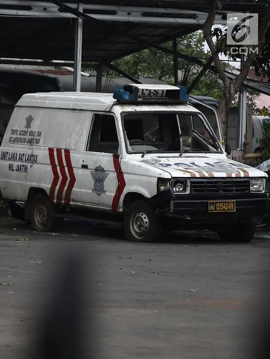 Kondisi mobil yang terparkir di halaman Mapolsek Ciracas, Jakarta, Rabu (12/12). Polsek Ciracas diamuk oleh sekelompok orang tak dikenal dini hari tadi. (Liputan6.com/Herman Zakharia)