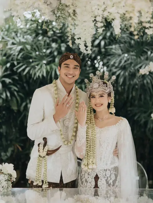 Salshabilla Adriani sendiri memilih kebaya adat Sunda lansiran @svarna_byikatindonesia milik @didiet_maulana saat melangsungkan akad nikah dengan Ibrahim Risyad. [@morden.co].
