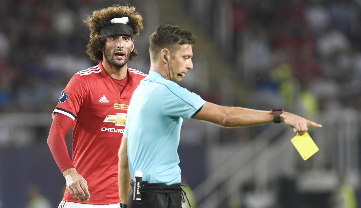 Gelandang Manchester United, Marouane Fellaini, melakukan protes kepada wasit pada laga Piala Super Eropa di Stadion Philip II, Skopje, Selasa (8/8/2017). Foto muka unik Fellaini viral di media sosial. (AFP/Nikolay Doychinov)