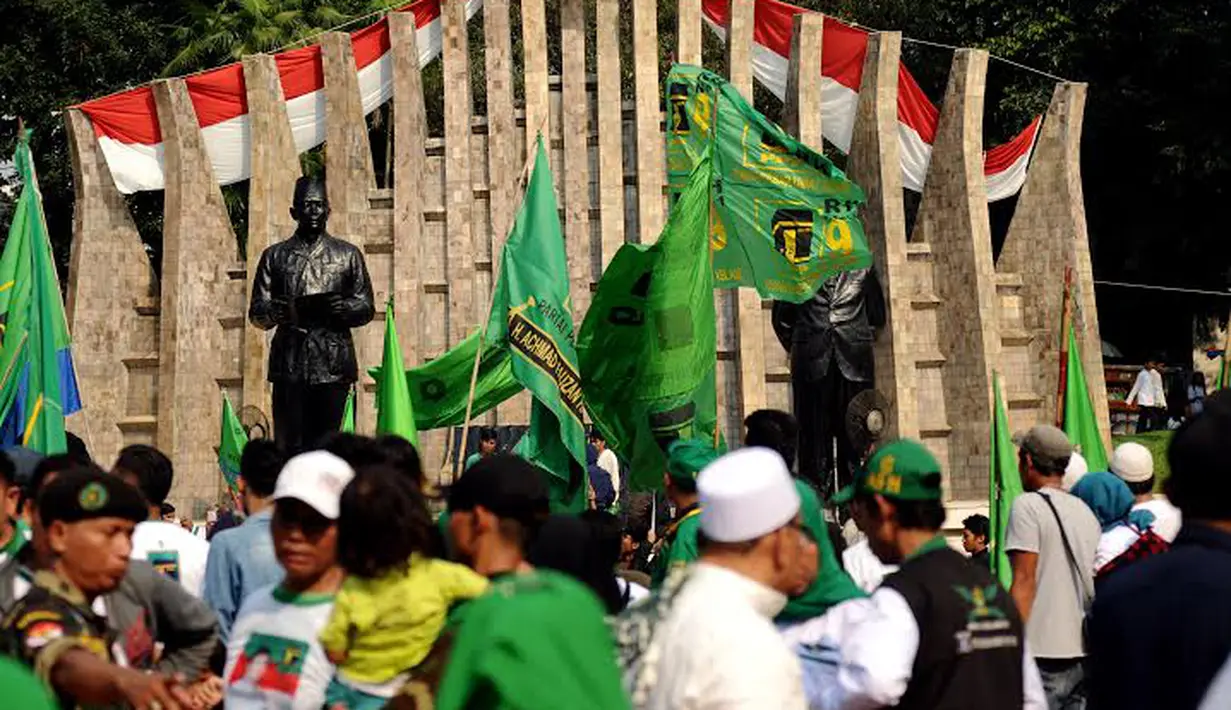 Sabtu (05/04/14), Tugu Proklamasi Jakarta dipadati ribuan simpatisan PPP yang mengikuti kampanye umum terbuka (Liputan6.com/Helmi Fithriansyah) 