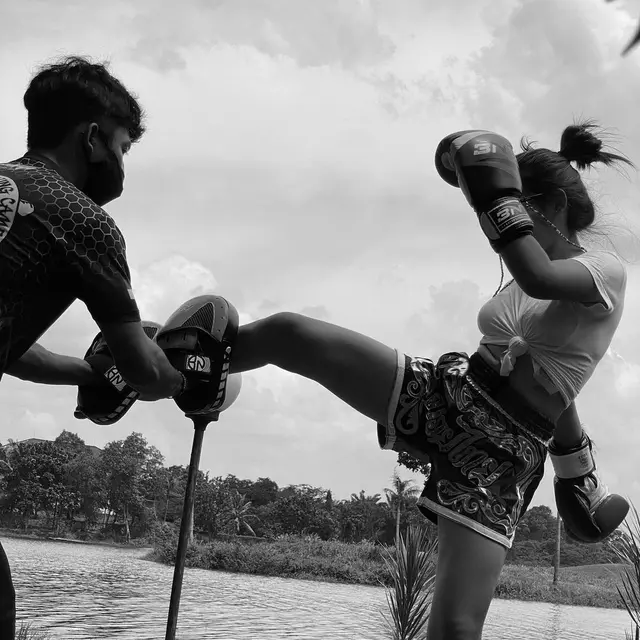 6 Potret Sandrinna Michelle saat Latihan Muay Thai, Curi Perhatian