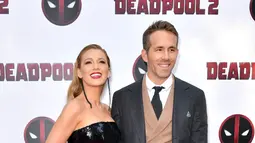 Aktor Ryan Reynolds berpose bersama istrinya Blake Lively saat menghadiri pemutaran khusus "Deadpool 2" di AMC Loews Lincoln Square, New York (14/5). (Michael Loccisano / Getty Images / AFP)
