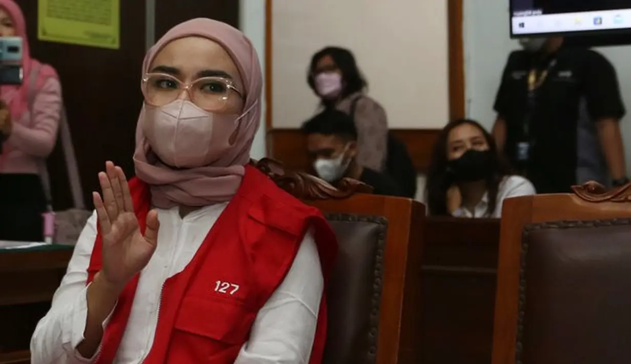 Satu anak Medina masih berusia 3 tahun dan sangat membutuhkan dirinya. Sang buah hati pun terus mencari keberadaan Medina yang kini ditahan di Rutan Pondok Bambu. (KapanLagi.com®/Budy Santoso)
