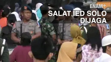 Pasca teror bom di mapolres Solo aparat keamana berjaga dengan persenjataan lengkap mengamankan jalannya salat idul Fitri