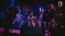 Gitaris Aria Baron dan vokalis Candil tampil dalam konser Tribute to Guns N' Roses ‘Not In This Lifetime Tour’ di Jakarta, Kamis (13/9). Acara itu digelar menjelang konser band rock legendaris, Guns N Roses pada November 2018. (Liputan6.com/Faizal Fanani)