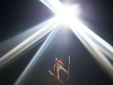 Atlet Norwegia, Kenneth Gangnes, beraksi di nomor Four Hills Piala Dunia Ski Jumping 2016 di Bischofshofen, Austria, (5/1/2016). (AFP/APA/Barbara Gindl/Austria Out)