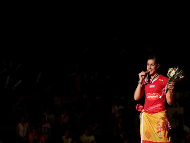 Carolina Marin, sang juara dunia 2014 berhasil mempertahankan gelarnya di nomor tunggal putri setelah mengalahkan unggulan kedua dari India, Saina Nehwal. Minggu (16/8/2015). (Bola.com/Arief Bagus)