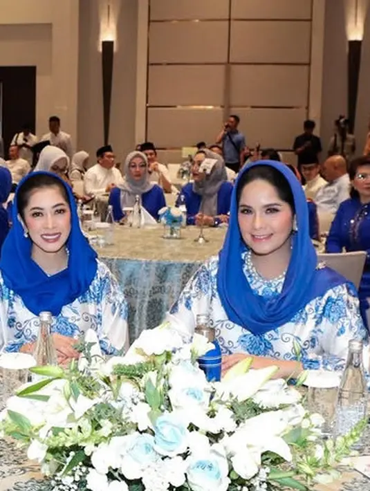 Keduanya bahkan kompak mengenakan aksesori senada. Dari kalung hingga anting-anting mutiara. [@annisayudhoyono]