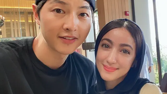 Bikin Heboh Penggemar, Ini 7 Potret Song Joong Ki Kondangan di Bali