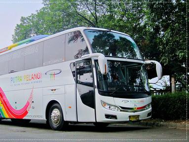 Rahayu Santosa Jetliner High Deck (HD) milik PO Putra Pelangi. (Source: flickr.com)