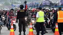 Polisi menahan sementara antrean pemudik bermotor yang akan masuk ke dalam kapal penyeberangan di Pelabuhan Merak, Banten, Jumat (23/6). H-2 Lebaran 2017, ribuan pemudik bermotor memadati dermaga 6 Pelabuhan Banten. (Liputan6.com/Helmi Fithriansyah)