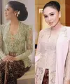 Artis pakai rok dan kebaya.