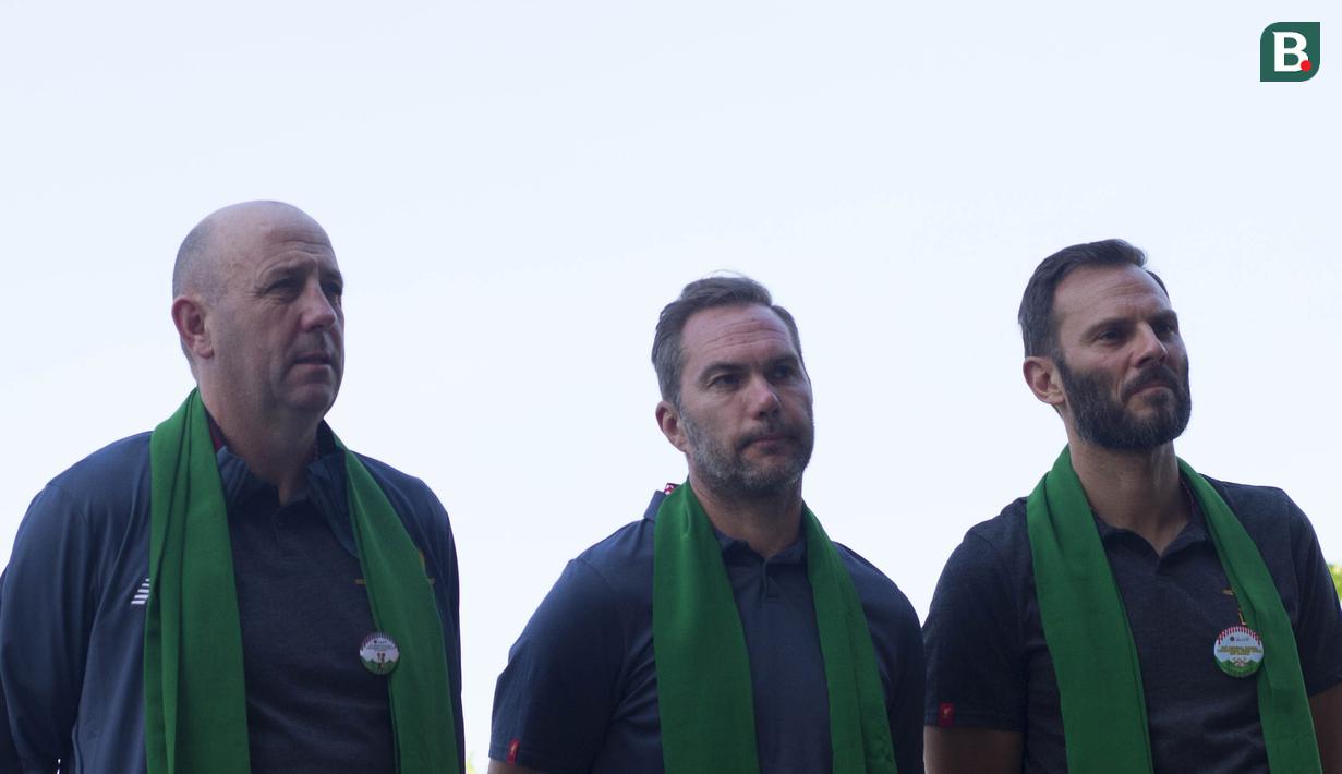 Legenda Liverpool, Gary McAllister, Jason McAteer dan Patrik Berger saat mengunjungi Pusat Perkampungan Budaya Betawi di Setu Babakan, Jakarta, Jumat (9/3/2018). Kegiatan ini dalam rangkaian LFC World Tour Jakarta. (Bola.com/Asprilla Dwi Adha)