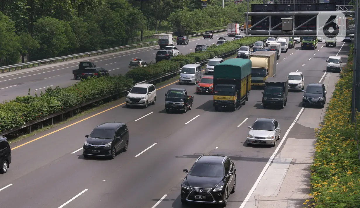 Kendaraan melintasi ruas tol Jakarta-Merak, Tangerang, Sabtu (18/12/2021). Pemerintah menerapkan sejumlah syarat perjalanan darat bagi penumpang atau pengguna moda transportasi darat selama libur Natal dan Tahun Baru 2022 (Nataru), salah satunya menunjukkan kartu vaksin. (Liputan6.com/Angga Yuniar)
