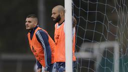 Pemain Argentina, Mauro Icardi dan Javier Mascherano saat mengikuti latihan bersama timnas Argentina jelang laga kualifikasi piala dunia 2018 di  Buenos Aires, Selasa (29/8/2017). Argentina akan berhadapan dengan Uruguay. (AP/Natacha Pisarenko)