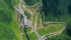 Foto dari menunjukkan jembatan yang ada di jalur kereta antarkota Anshun-Liupanshui di Provinsi Guizhou, China, Senin (6/7/2020). Jalur yang dapat dilalui kereta dengan kecepatan 250 kilometer per jam ini sedang dipersiapkan untuk dibuka. (Xinhua/Liu Xu)