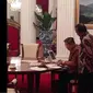 Usai salat Maghrib, Presiden SBY memeriksa kembali draft Perppu tentang Pilkada Langsung oleh rakyat, (2/10/14).. (twitter.com/SBYudhoyono)