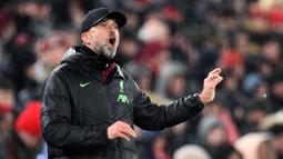 Pelatih Liverpool, Jurgen Klopp memberikan instruksi kepada pemainnya saat laga lanjutan Liga Inggris 2023/2024 melawan Newcastle di Anfield, Liverpool, Inggris, Selasa (02/01/2024) dini hari WIB. (AFP/Peter Powell)