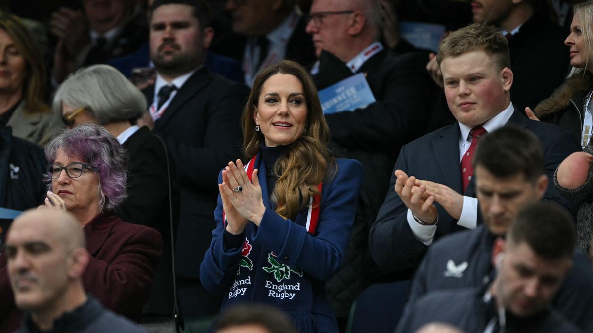 Gaya Kate Middleton Daur Ulang Mantel Lama, Tampil Perdana Usai Eks Pangeran Andrew Ditangkap