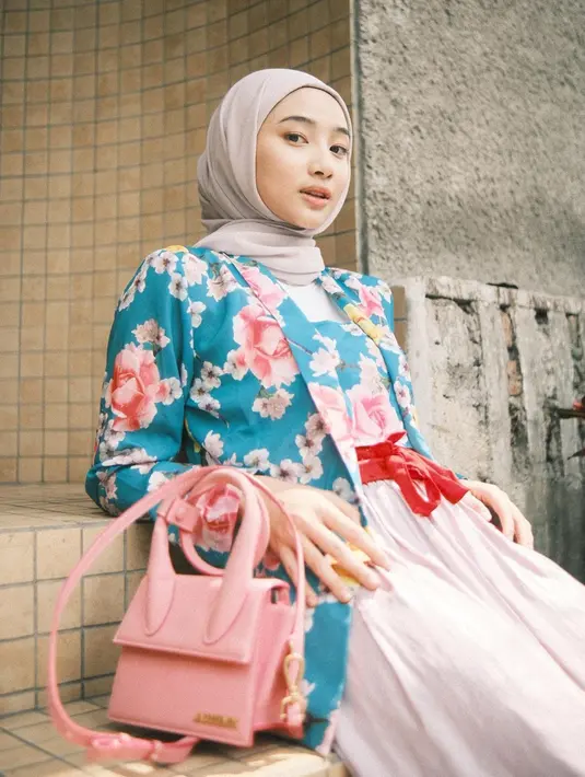 Gaya anggun Ansellma Putri saat pakai kebaya ini berhasil mencuri perhatian netizen. Netizen pun tak sungkan memuj cantik perempuan yang berasal dari Bandung ini saat tampil berkebaya. Terlebih, penampilan anggunnya ini disempurnakan dengan pakai hijab. (Liputan6.com/IG/@ansellmaputri)