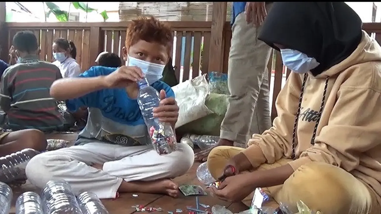 Puluhan bocah di Tomia Wakatobi diajar membuat ecobrick, bata ringan anti gempa berbahan baku sampah plastik.(Liputan6.com/Ahmad Akbar Fua)