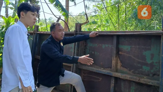 Willie Salim saat berkunjung memberikan bantuan untuk memperbaiki jembatan rusak di Kabupaten Sukabumi (Liputan6.com/Istimewa).