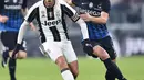 Pemain Juventus, Claudio Marchisio (kiri) mencoba melewati hadangan pemain Atalanta, Remo Fleuer pada laga semifinal Coppa Italia di Juventus Stadium, Turin (11/1/2017). Juventus menang 3-2. (Alessandro Di Marco/ANSA via AP)
