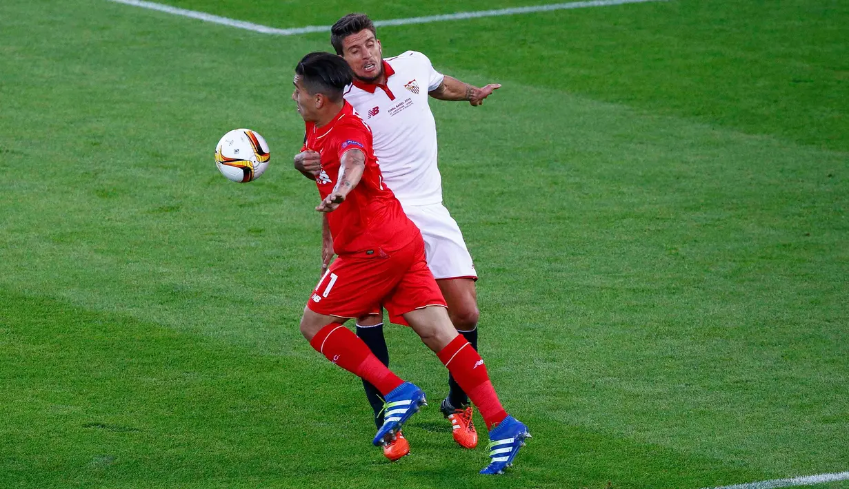 Penyerang Liverpool, Roberto Firmino (depan) berusaha melewati bek Sevilla, Daniel Carrico pada final Liga Europa di Basel, Swiss (19/5). Sevilla menang atas Liverpool dengan skor 3-1. (Reuters / Arnd Wiegmann)