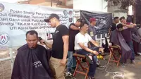 Cukur gratis komunitas tukang cukur untuk korban gempa Palu-Donggala (LIputan6.com/Jayadi Supriadin)