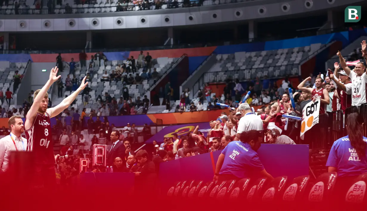 Pebasket Latvia, Davis Bertrans (kiri) menyapa fans setelah terpilih sebagai pemain terbaik saat laga Grup L Piala Dunia FIBA 2023 melawan Spanyol di Indonesia Arena, Senayan, Jakarta, Jumat (01/09/2023). Latvia menang dengan skor 74-69. (Bola.com/Bagaskara Lazuardi)